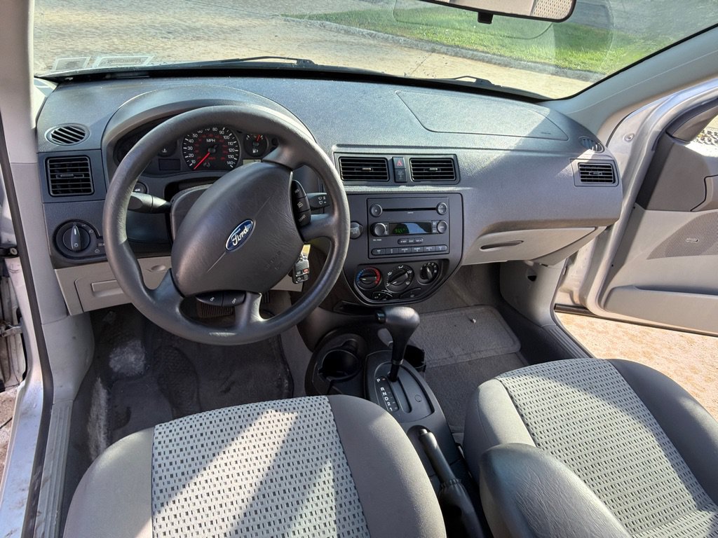 Used 2006 Ford Focus ZX4 Sedan FWD image 10