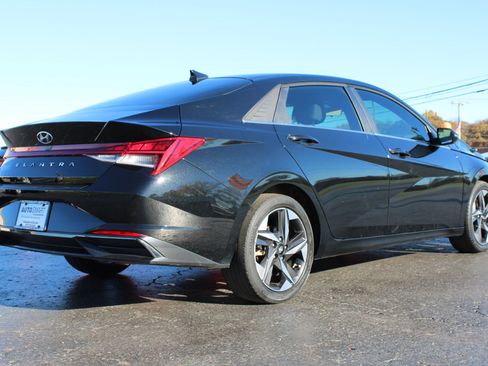 Used 2021 Hyundai Elantra SEL w/ Convenience + Premium Package image 4