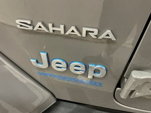Used 2022 Jeep Wrangler Unlimited Sahara w/ Cold Weather Group AWD/4WD image 9