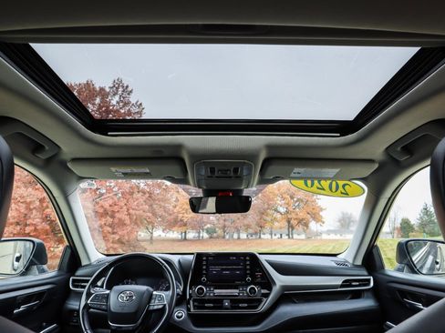 Used 2020 Toyota Highlander XLE image 6