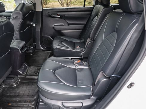 Used 2023 Toyota Highlander XLE FWD image 10