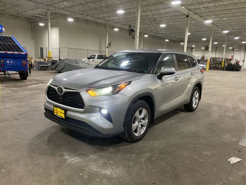 Used 2024 Toyota Highlander LE image 3