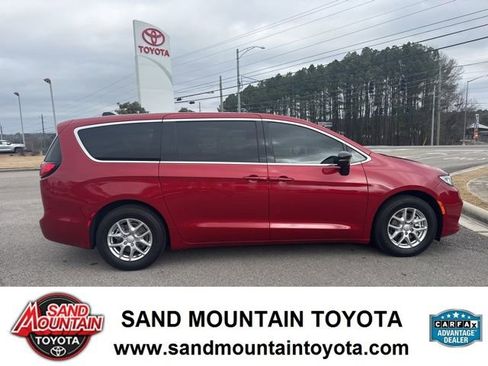 Used 2025 Chrysler Pacifica Select image 2