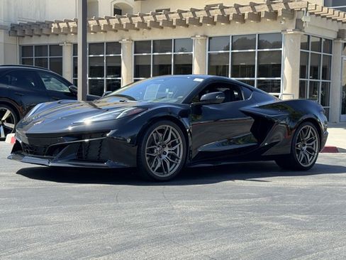 Used 2025 Chevrolet Corvette Z06 w/ Stealth Interior Trim Package RWD image 4