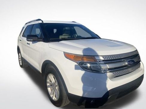 Used 2015 Ford Explorer XLT w/ Equipment Group 202A AWD/4WD image 3