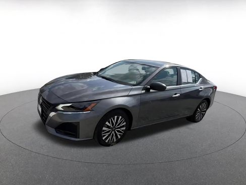 Used 2025 Nissan Altima 2.5 SV FWD image 6