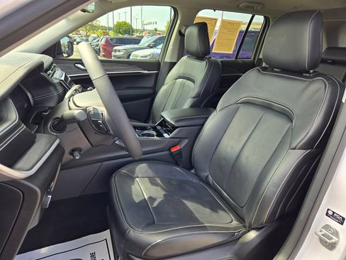 Used 2023 Jeep Grand Cherokee Limited w/ Luxury Tech Group II RWD image 17