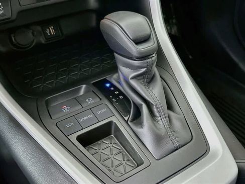 Used 2025 Toyota RAV4 XLE FWD image 19
