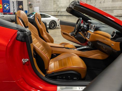 Used 2015 Ferrari California T RWD image 37