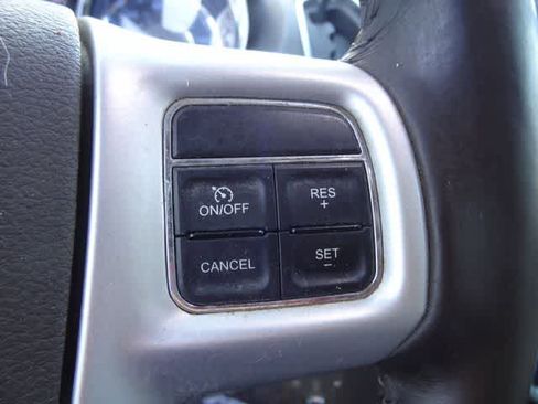 Used 2014 Chrysler Town & Country Touring FWD image 20