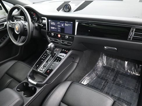 Certified 2025 Porsche Macan image 32