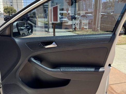 Used 2011 Volkswagen Jetta SE FWD image 11