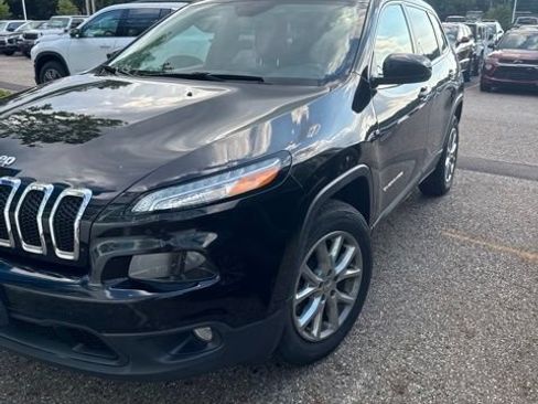 Used 2018 Jeep Cherokee Latitude FWD image 1