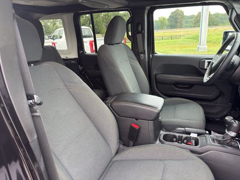 Used 2025 Jeep Wrangler Unlimited Sahara AWD/4WD image 16