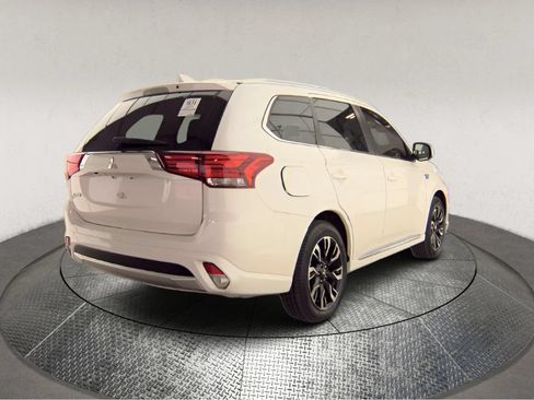 Used 2018 Mitsubishi Outlander SEL AWD/4WD image 2