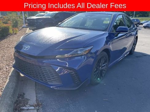 Used 2025 Toyota Camry SE FWD image 1