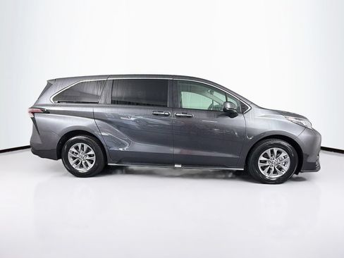 Used 2025 Toyota Sienna XLE FWD image 11