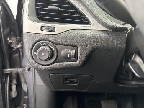 Used 2022 Jeep Cherokee Latitude AWD/4WD image 34