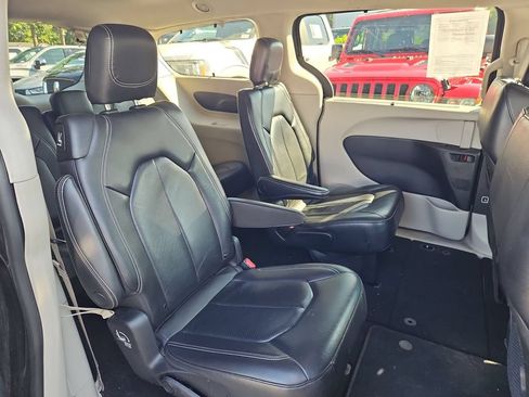Used 2022 Chrysler Pacifica Touring-L FWD image 15