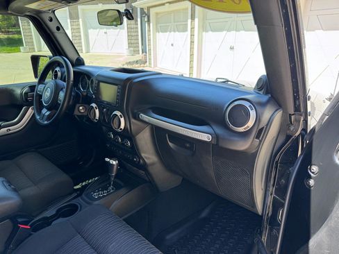 Used 2012 Jeep Wrangler Sahara w/ Connectivity Group AWD/4WD image 15