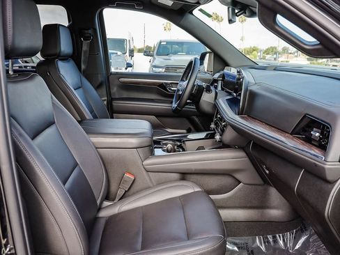 Used 2025 Chevrolet Suburban Z71 AWD/4WD image 20