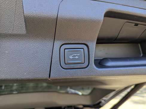 Used 2023 GMC Acadia SLE w/ Driver Convenience Package FWD image 15