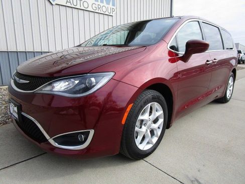 Used 2018 Chrysler Pacifica Touring Plus w/ Tire & Wheel Group image 1