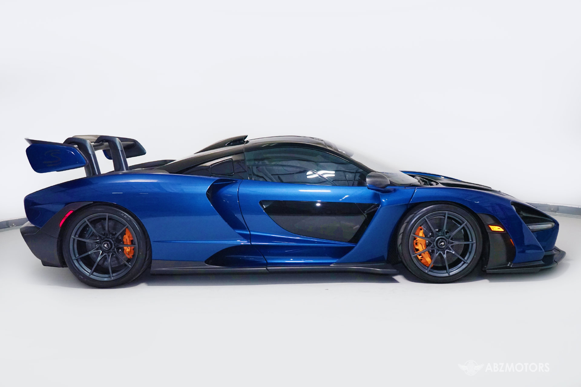 Used 2019 McLaren Senna RWD image 3