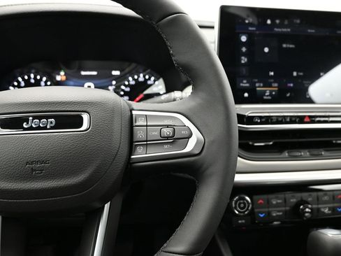 Used 2025 Jeep Compass Limited image 23