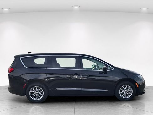 Used 2023 Chrysler Voyager LX FWD image 7