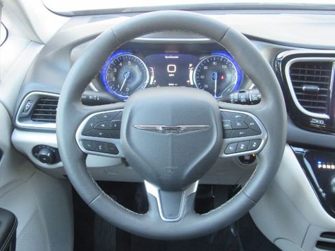 Used 2024 Chrysler Pacifica Touring-L image 38