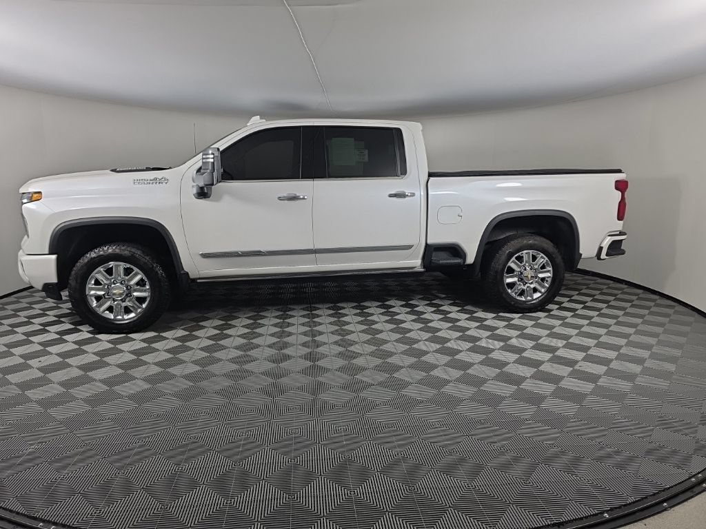 Used 2024 Chevrolet Silverado 2500 High Country w/ High Country Premium Package AWD/4WD image 2