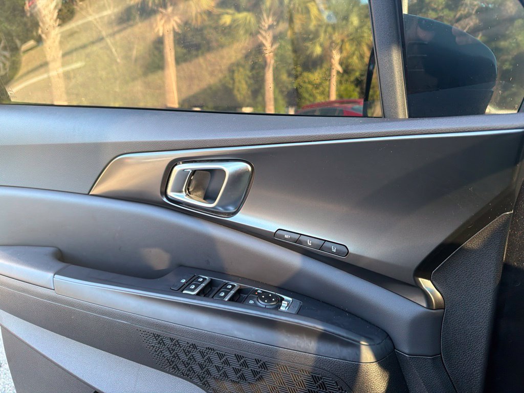 Certified 2025 Kia Carnival SX w/ SX Dark Edition Package FWD image 17