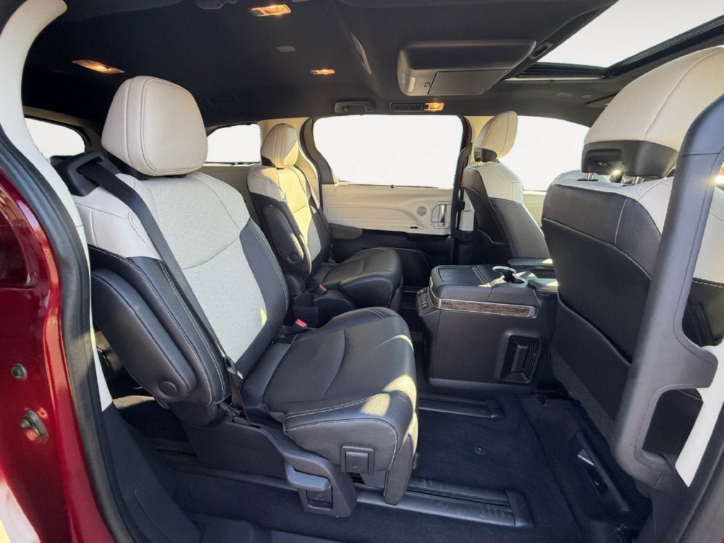 Used 2025 Toyota Sienna Platinum AWD/4WD image 24