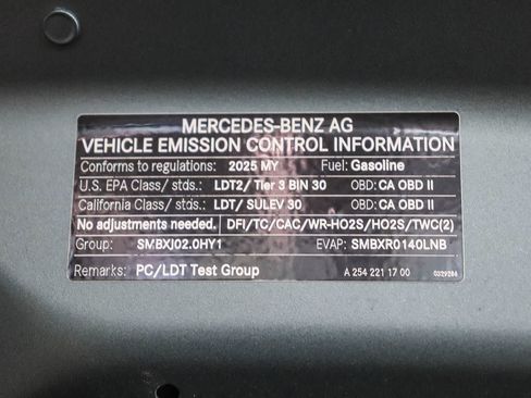 Used 2025 Mercedes-Benz GLC 300 4MATIC image 29