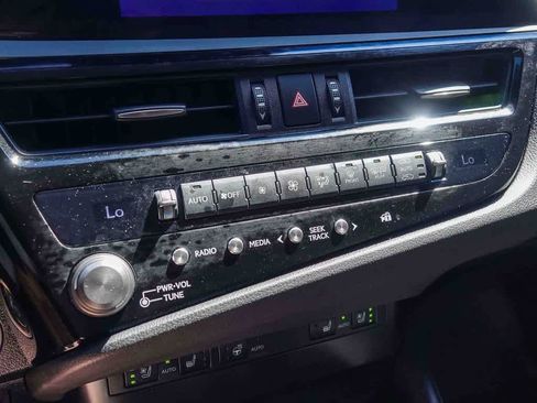 Used 2025 Lexus ES 300h w/ Premium Package FWD image 19