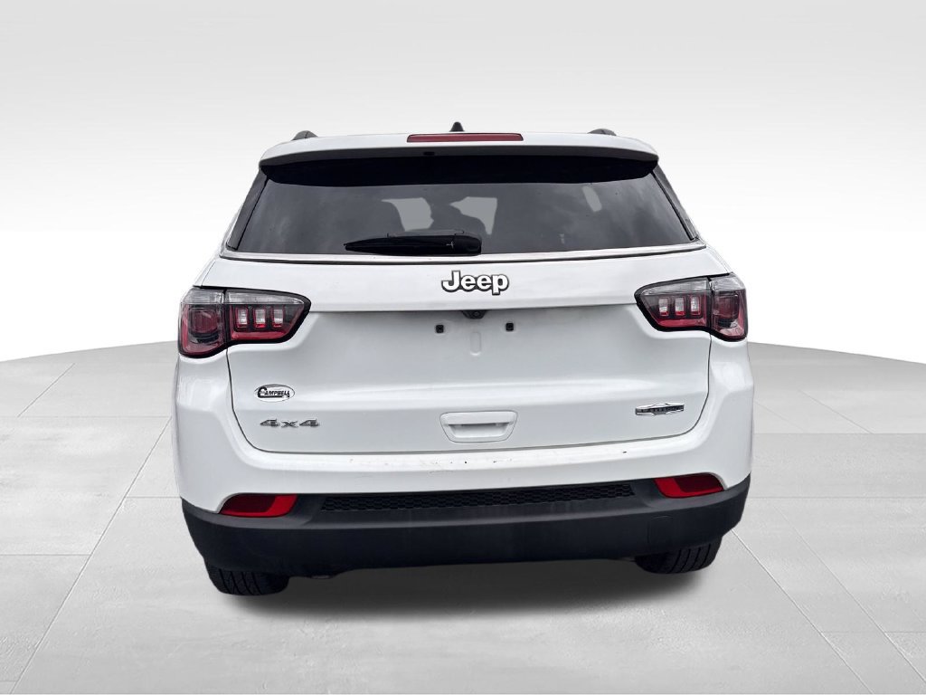 Used 2025 Jeep Compass Latitude w/ Sun & Sound Group AWD/4WD image 9