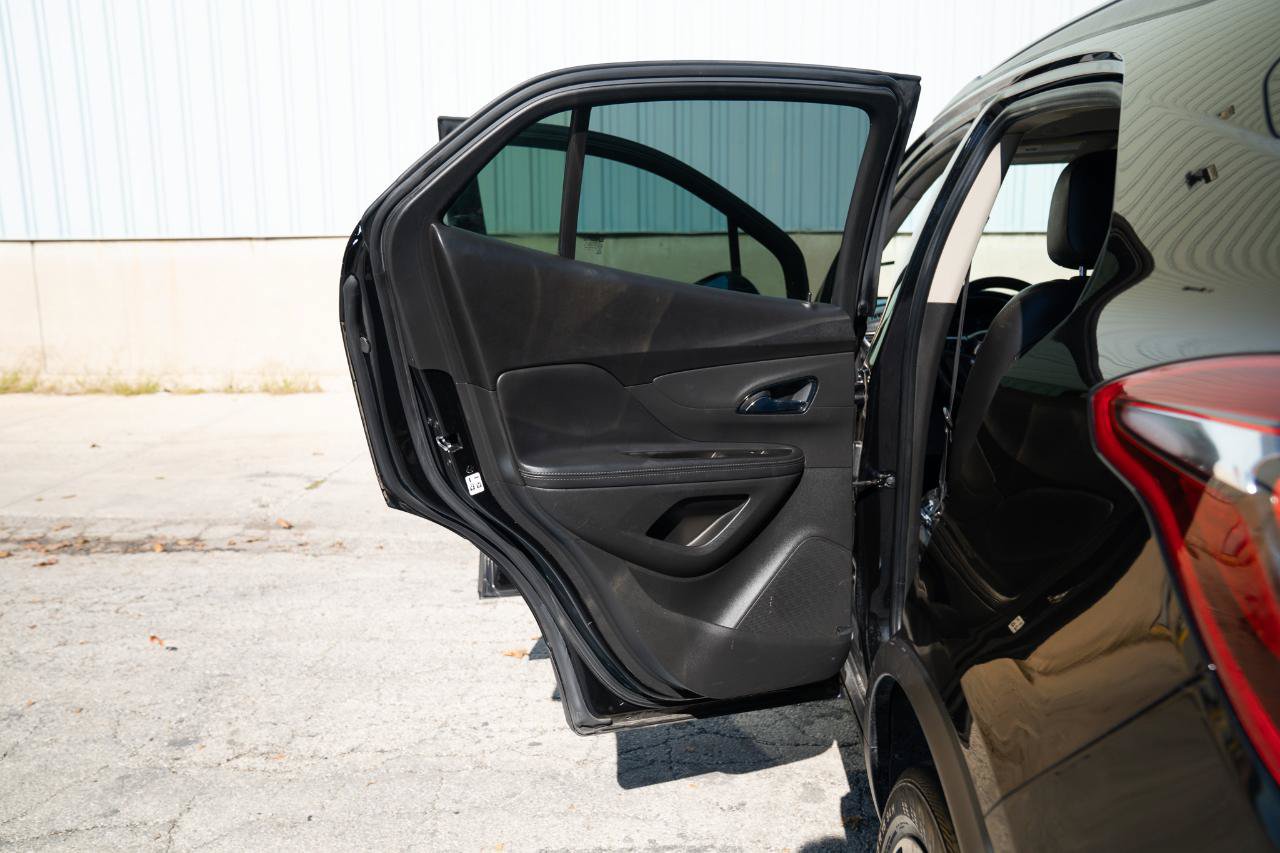 Used 2021 Buick Encore Preferred AWD/4WD image 19