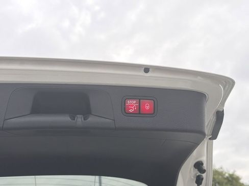 Used 2022 Mercedes-Benz GLC 300 4MATIC image 16