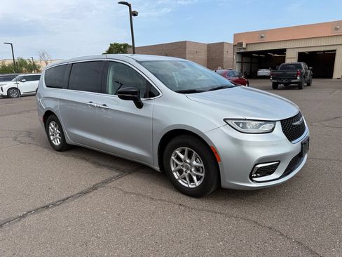 Used 2024 Chrysler Pacifica Touring-L FWD image 3