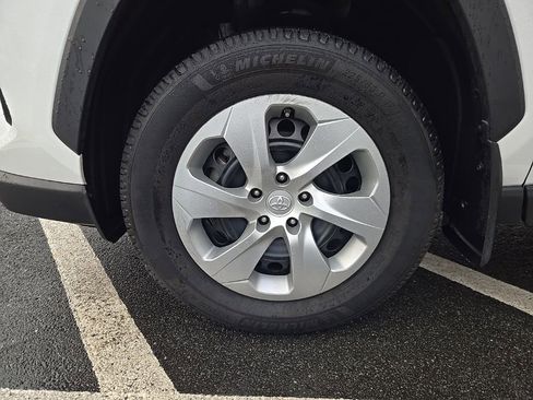 Used 2022 Toyota RAV4 LE image 10