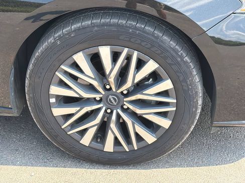 Used 2025 Nissan Altima 2.5 SV FWD image 12