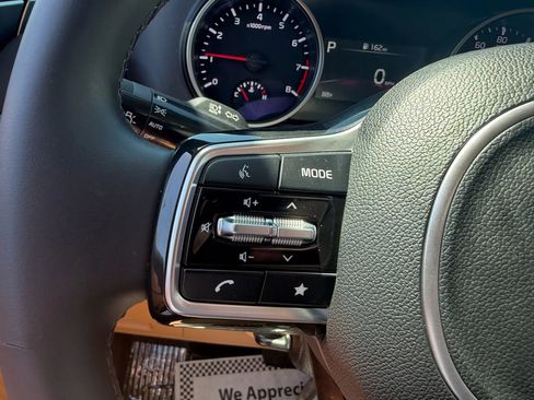 Used 2024 Kia Carnival LX FWD image 15
