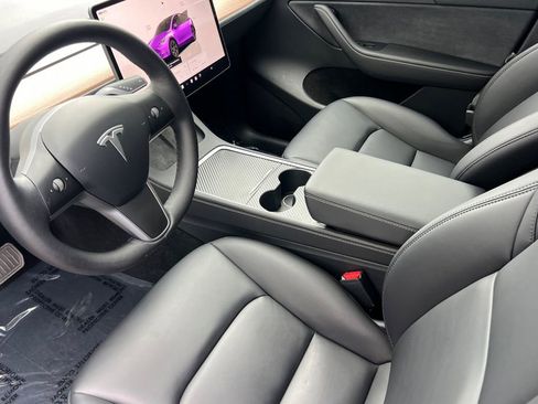 Used 2025 Tesla Model Y Long Range image 9