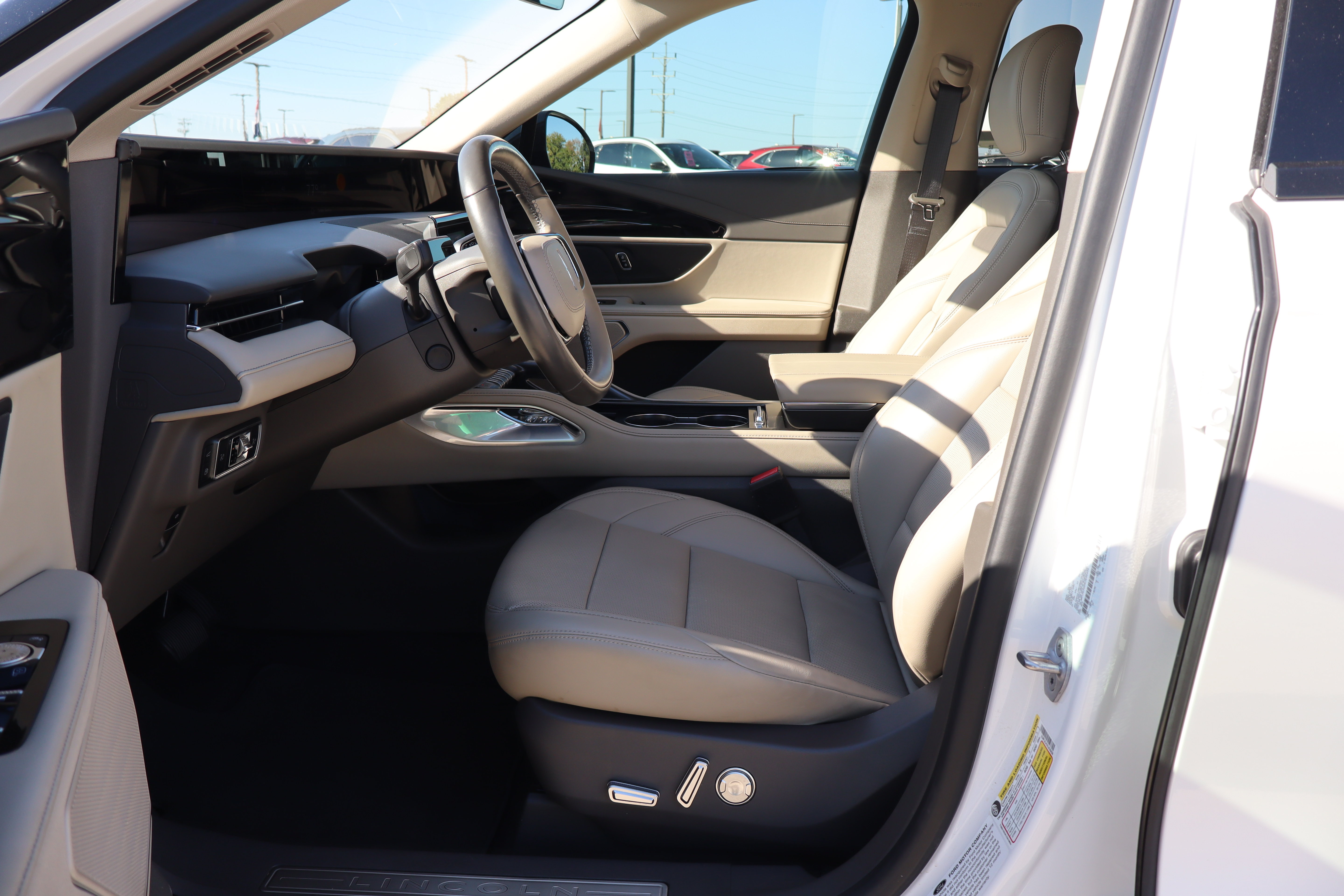 Used 2024 Lincoln Nautilus Premier AWD/4WD image 9