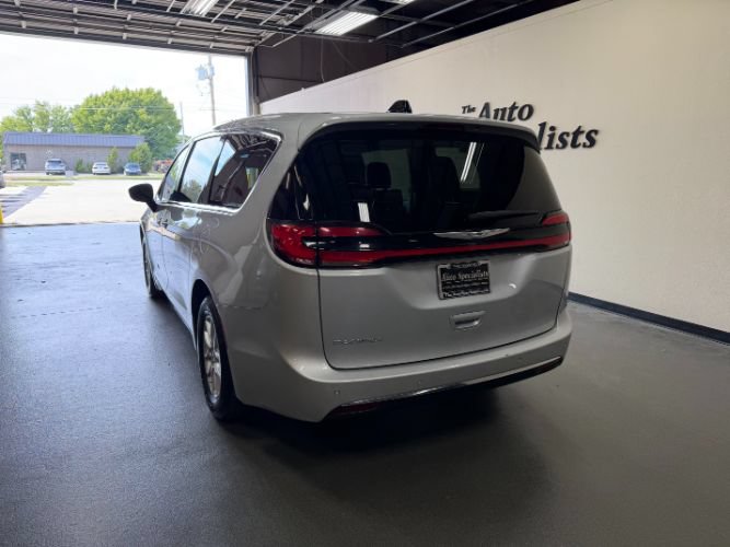 Used 2024 Chrysler Pacifica Touring-L FWD image 3