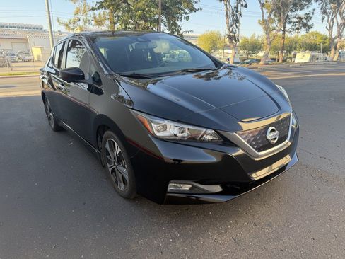Used 2020 Nissan Leaf SV w/ SV Technology Package FWD image 2