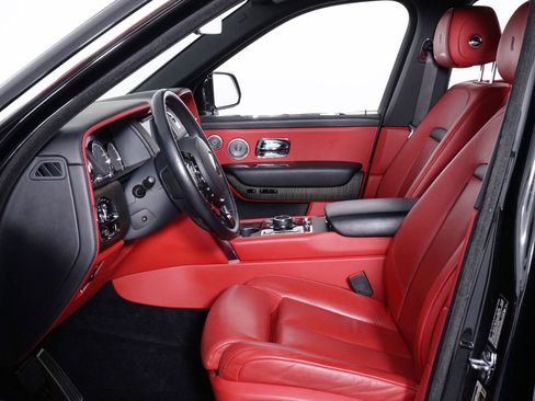 Used 2022 Rolls-Royce Cullinan w/ Cullinan Package image 23