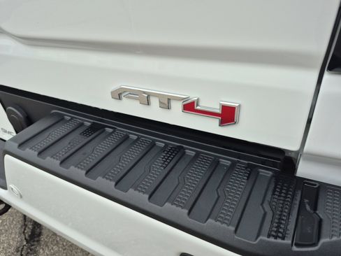 Used 2024 GMC Sierra 2500 AT4 w/ AT4 Premium Plus Package AWD/4WD image 32