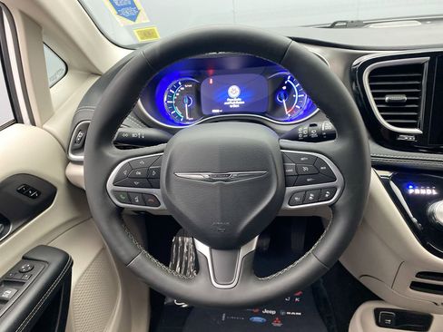 Used 2023 Chrysler Pacifica Touring-L FWD image 16